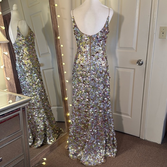 MAC DUGGAL
Multicolor Sleeveless Floral Paillette Embellished Mesh Gown - Picture 14 of 17